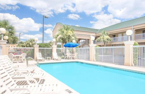 Crestview Hotel | Welcoming Baymont by Wyndham Crestview with Pool Access