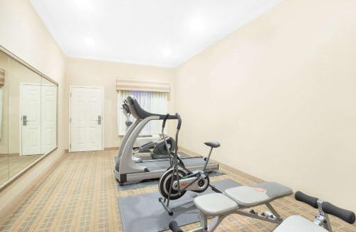 Crestview Hotel | Welcoming Baymont by Wyndham Crestview with Pool Access