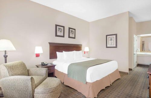 Crestview Hotel | Welcoming Baymont by Wyndham Crestview with Pool Access