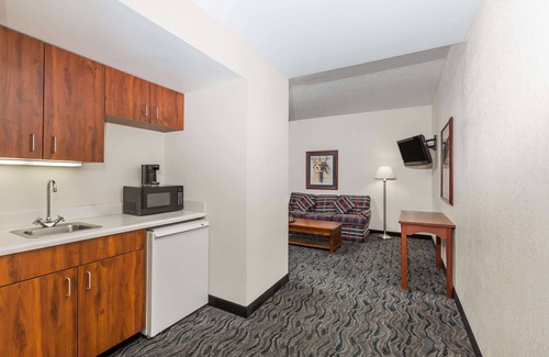 Des Moines Hotel | Discover Baymont by Wyndham Des Moines Airport: 9.4/10 Rated!