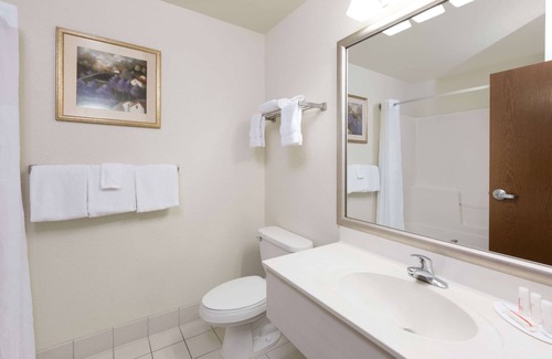 Des Moines Hotel | Discover Baymont by Wyndham Des Moines Airport: 9.4/10 Rated!