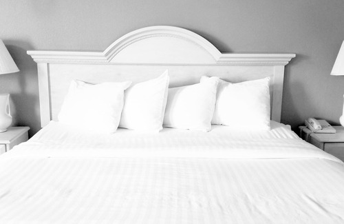 Berwick Hotel | Relax at Baymont by Wyndham Des Moines North with Pool & Spa