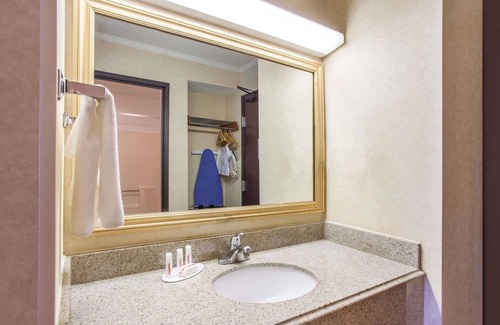 Roseville Hotel | Comfortable Stay at Baymont by Wyndham Detroit/Roseville