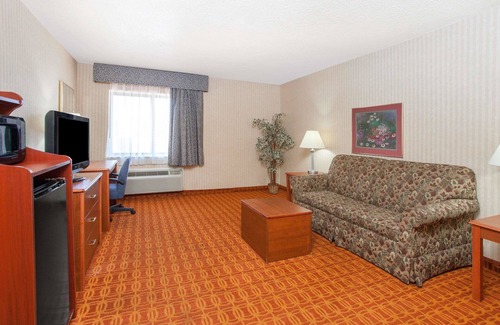 Roseville Hotel | Comfortable Stay at Baymont by Wyndham Detroit/Roseville