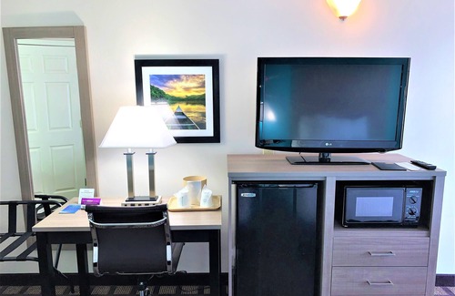 Eden Hotel | Cozy Stay at Baymont by Wyndham Eden with Pool & Breakfast