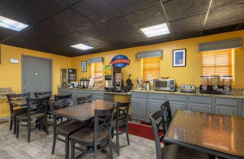 El Dorado Hotel | Pet-Friendly Baymont by Wyndham El Dorado with Pool Access