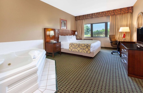 Franklin Hotel | Comfortable Stay at Baymont by Wyndham Franklin with Pool
