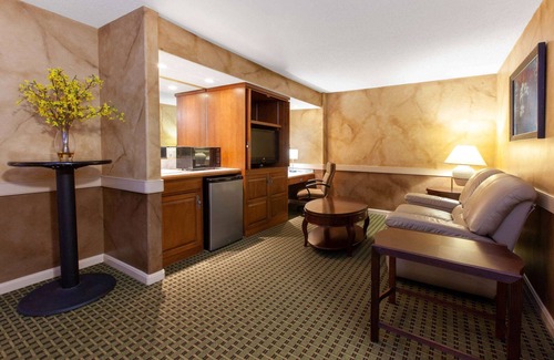 Franklin Hotel | Comfortable Stay at Baymont by Wyndham Franklin with Pool