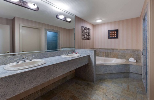Franklin Hotel | Comfortable Stay at Baymont by Wyndham Franklin with Pool