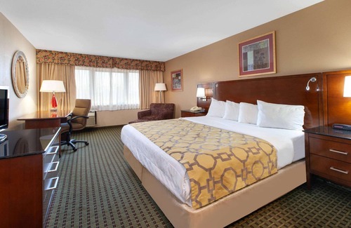 Franklin Hotel | Comfortable Stay at Baymont by Wyndham Franklin with Pool