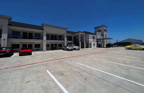 Freeport Hotel | Cozy Baymont by Wyndham in Freeport, Texas - Family-Friendly Stay