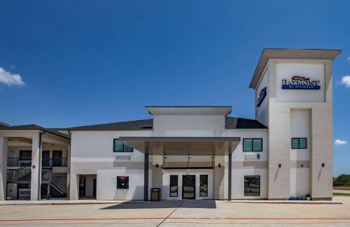 Freeport Hotel | Cozy Baymont by Wyndham in Freeport, Texas - Family-Friendly Stay