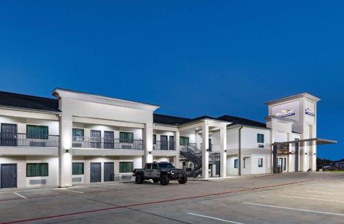 Freeport Hotel | Cozy Baymont by Wyndham in Freeport, Texas - Family-Friendly Stay