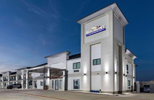 Freeport Hotel | Cozy Baymont by Wyndham in Freeport, Texas - Family-Friendly Stay