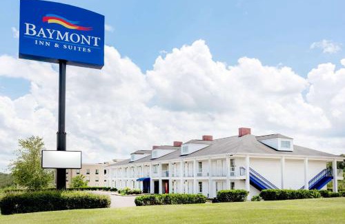 Grenada Hotel | Comfortable Stay at Baymont by Wyndham Grenada with Pool