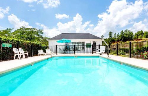 Grenada Hotel | Comfortable Stay at Baymont by Wyndham Grenada with Pool