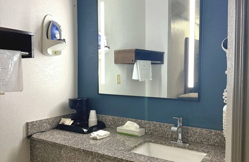 Grenada Hotel | Comfortable Stay at Baymont by Wyndham Grenada with Pool