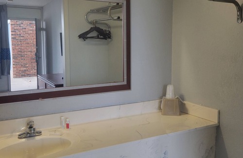 Hannibal Hotel | Affordable Stay at Baymont by Wyndham Hannibal with Pool