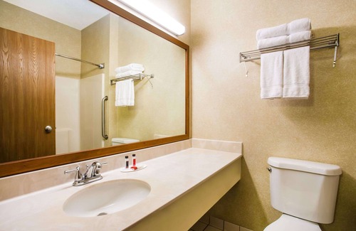 Helena Hotel | Relax at Baymont by Wyndham Helena with Pool and Spa