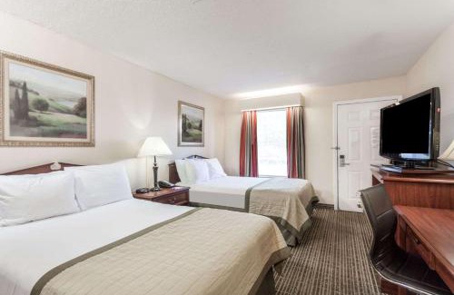 Hickory Hotel | Pet-Friendly Haven at Baymont by Wyndham Hickory