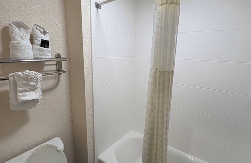 Iowa Hotel | Budget-Friendly Fairway Inn with Family Amenities and Dining