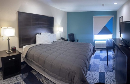 Iowa Hotel | Budget-Friendly Fairway Inn with Family Amenities and Dining