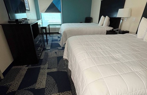 Iowa Hotel | Budget-Friendly Fairway Inn with Family Amenities and Dining