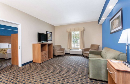 Southpoint Hotel | Discover Baymont by Wyndham in Jacksonville, Family-Friendly!