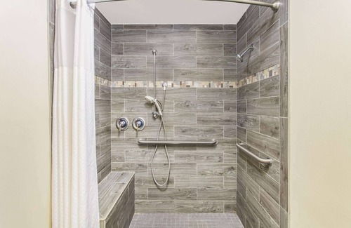 Southpoint Hotel | Discover Baymont by Wyndham in Jacksonville, Family-Friendly!