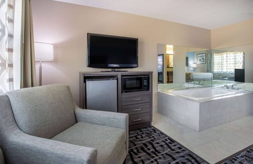 Joliet Hotel | Comfortable Stay at Baymont by Wyndham Joliet