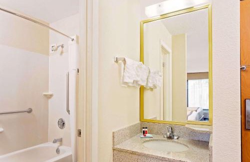Kalamazoo Hotel | Baymont by Wyndham Kalamazoo East: Family & Pet Friendly Stay