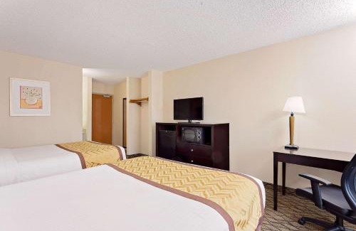 Kalamazoo Hotel | Baymont by Wyndham Kalamazoo East: Family & Pet Friendly Stay