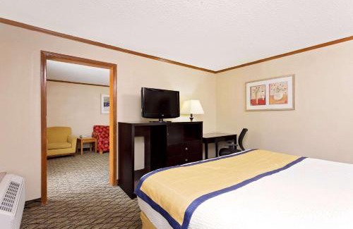 Kalamazoo Hotel | Baymont by Wyndham Kalamazoo East: Family & Pet Friendly Stay