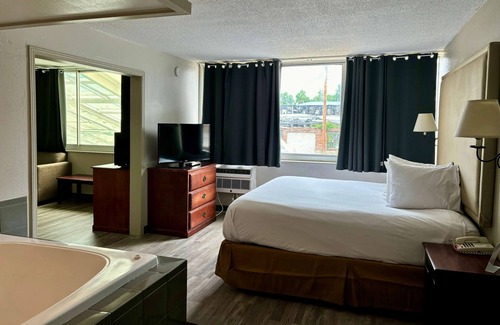 Keokuk Hotel | Comfortable Stay at Baymont by Wyndham Keokuk with Pool
