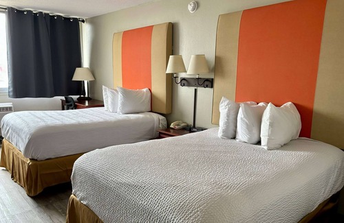 Keokuk Hotel | Comfortable Stay at Baymont by Wyndham Keokuk with Pool