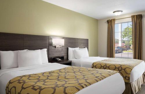 Kingsland Hotel | Discover Baymont by Wyndham Kingsland: Pet-Friendly Retreat