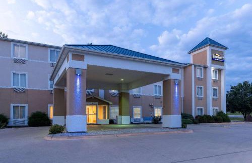 Kirksville Hotel | Inviting Baymont by Wyndham Kirksville with Pool Access
