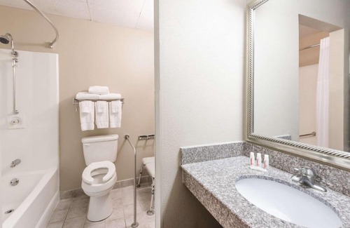 Kokomo Hotel | Family-Friendly Baymont by Wyndham Kokomo with Pool Access