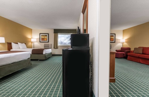 Kokomo Hotel | Comfortable Stay at Baymont by Wyndham Kokomo with Pool