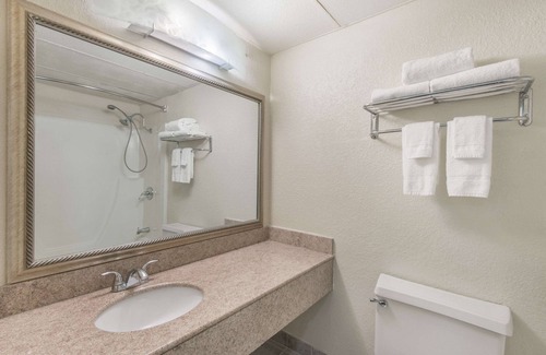 Kokomo Hotel | Comfortable Stay at Baymont by Wyndham Kokomo with Pool