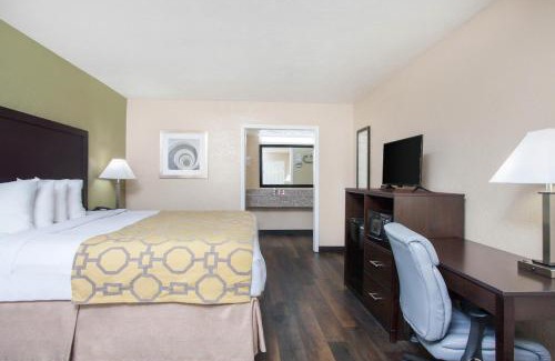Lake City Hotel | Inviting Stay at Baymont by Wyndham Lake City with Pool