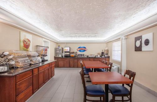 Lake City Hotel | Inviting Stay at Baymont by Wyndham Lake City with Pool