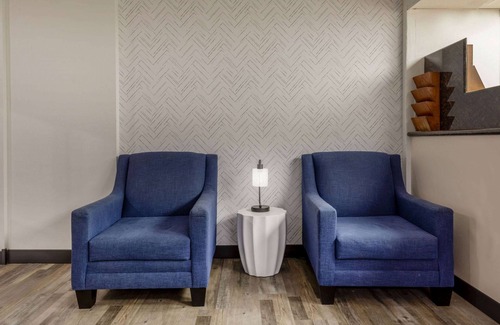 Bonanza Hotel | Comfortable Baymont by Wyndham Laredo with Pool & Spa