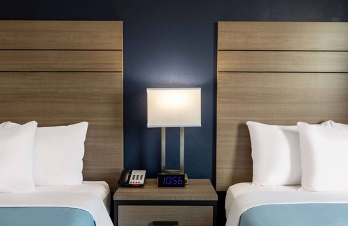 Bonanza Hotel | Comfortable Baymont by Wyndham Laredo with Pool & Spa