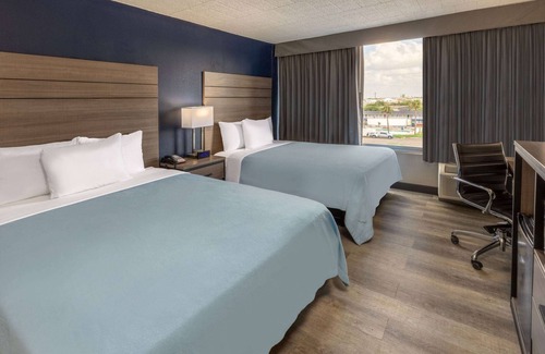 Bonanza Hotel | Comfortable Baymont by Wyndham Laredo with Pool & Spa