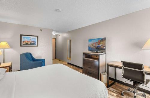 Hillcrest Hotel | Comfortable Stay at Baymont by Wyndham Lawrence