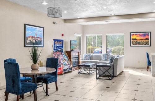 Hillcrest Hotel | Comfortable Stay at Baymont by Wyndham Lawrence