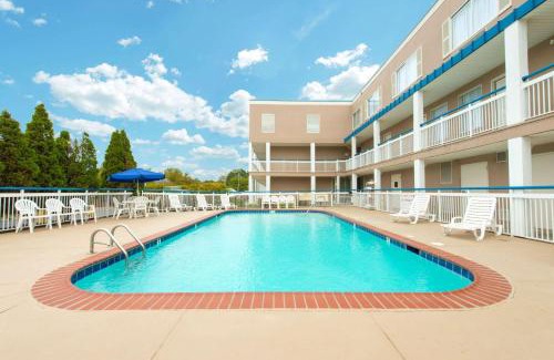 Buechel Hotel | Accessible Family Retreat at Baymont by Wyndham Louisville East