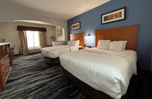 Marion Hotel | Comfortable Stay at Baymont by Wyndham Marion with Pool