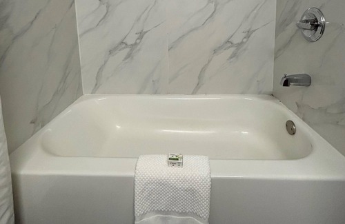 Marion Hotel | Comfortable Stay at Baymont by Wyndham Marion with Pool